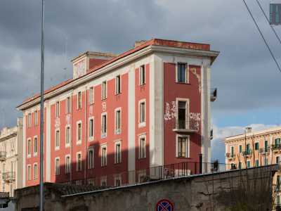 Colpisce per� la curiosa forma trapezoidale...